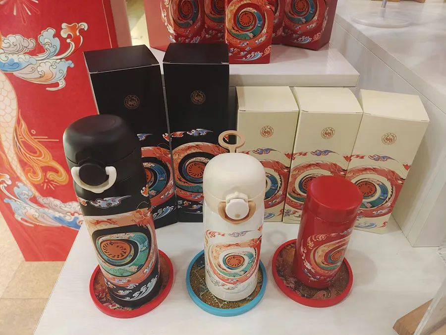 图为山西博物院"龙元素"文创水杯