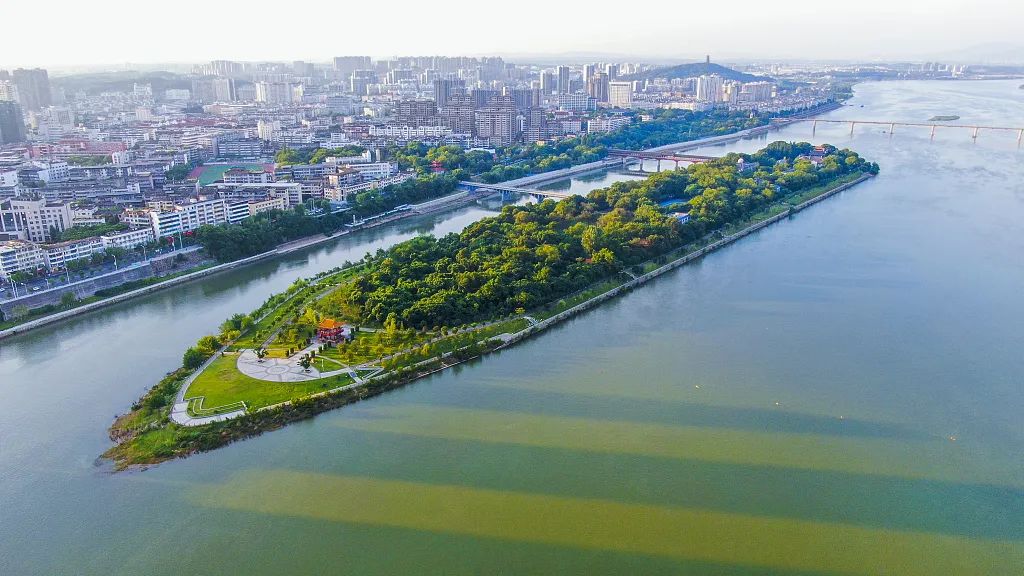 2022年7月11日,江西吉安,航拍位于吉州区赣江江心的千年白鹭洲书院.