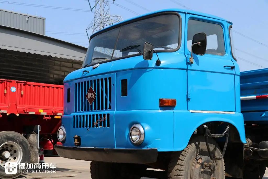带你看一台在国内保存完好的依发w50卡车它当年可是好多老司机的发家