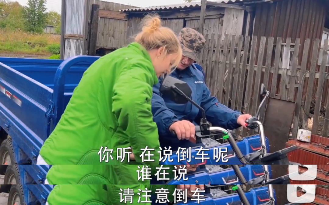 国产三蹦子爆火倒车请注意在国外街头响起