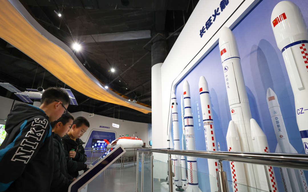 小朋友们正在某地的科技馆内参观.图/新华社