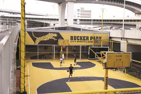 洛克公园在上海有多处室内外球场,这个春节都对外开放.