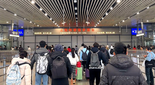 旅客在上海虹桥站进站。王程伟 摄