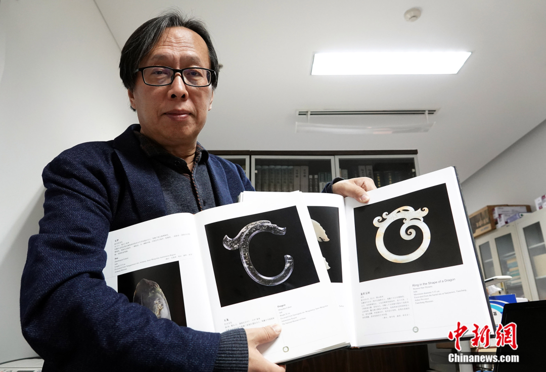 刘国祥研究员对比展示,介绍"中华第一龙"红山文化c形碧玉龙(左)与西汉