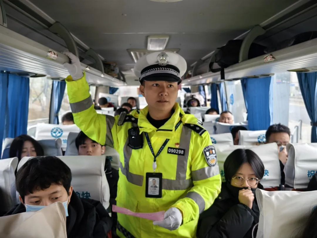 四川多个景区公告,这些高速堵起了