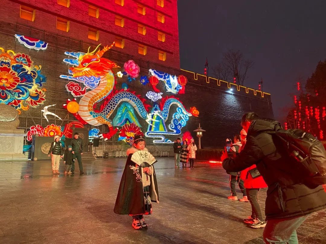 游客在西安城墙月城前拍照留念。科技日报实习记者 王禹涵 摄