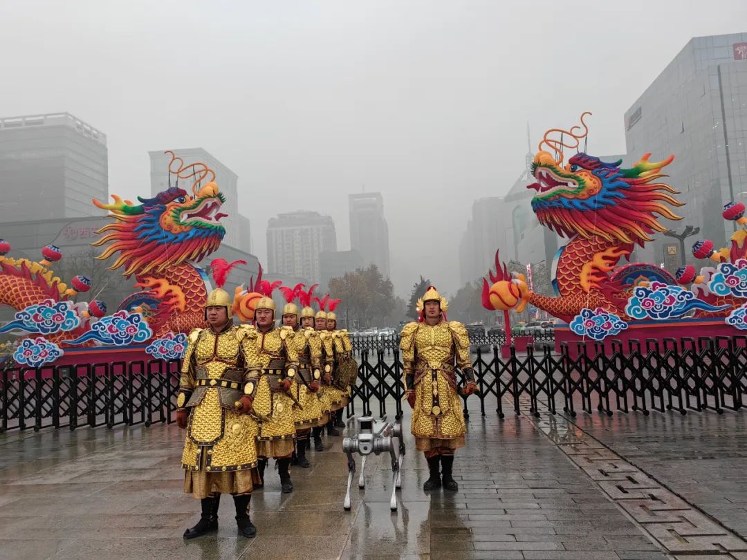 机器狗在城墙护卫队的陪同下即将启程“巡城”。图片来源：西安城墙景区