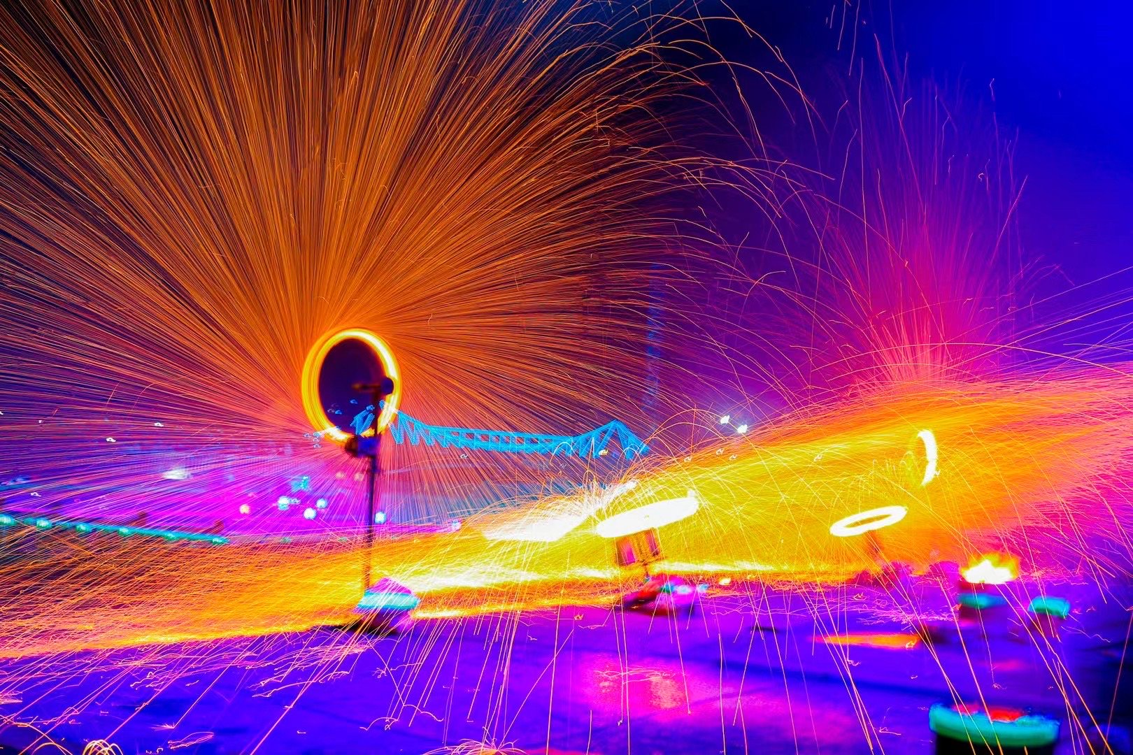 还将有"丝路风情"集市,冰雪巡游表演,迷幻灯光秀,中国传统