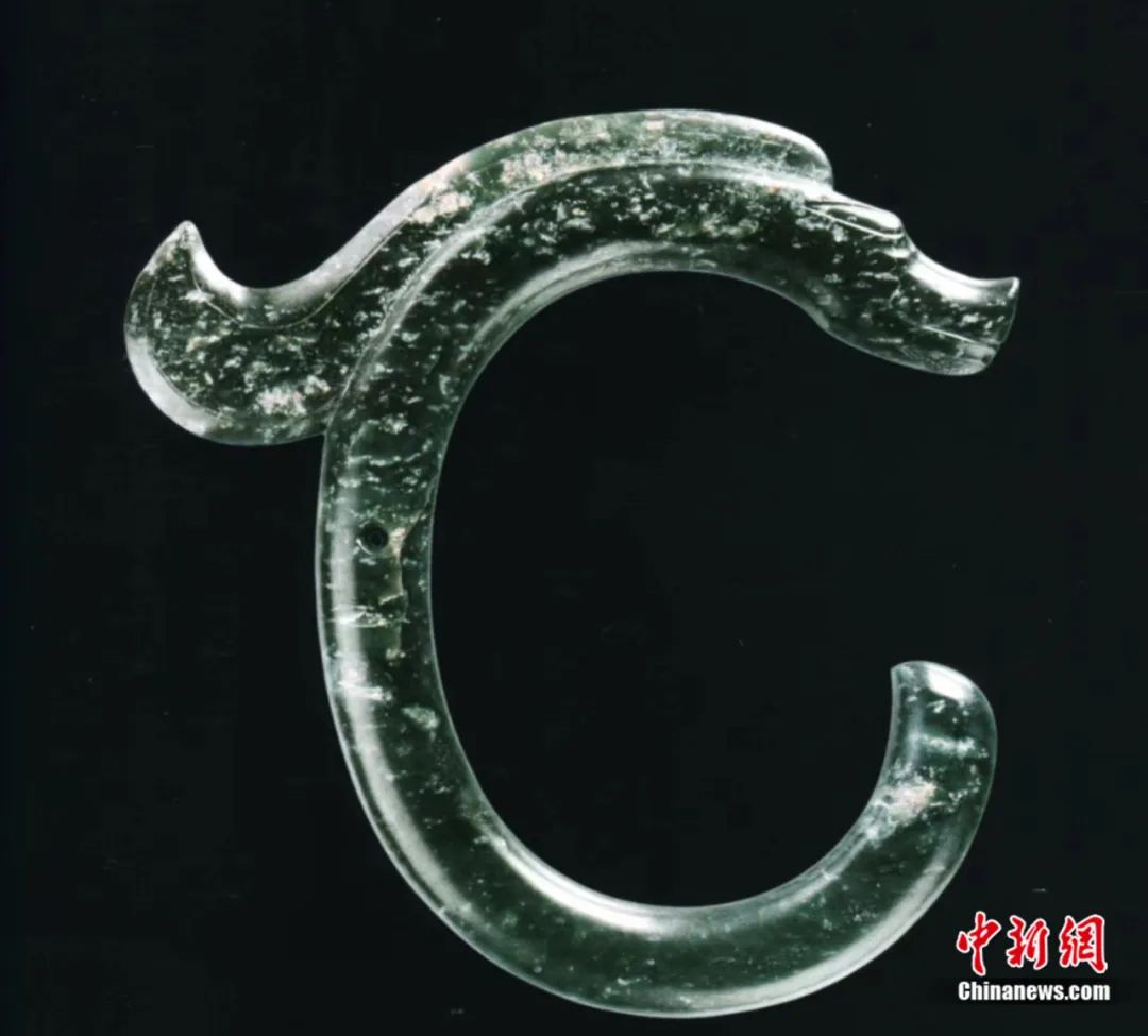 内蒙古赤峰翁牛特旗出土的"中华第一龙"——红山文化c形碧玉龙.