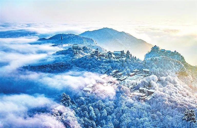 崆峒山春夏秋冬,四季嬗变;云霜雨雪,魅力无穷.