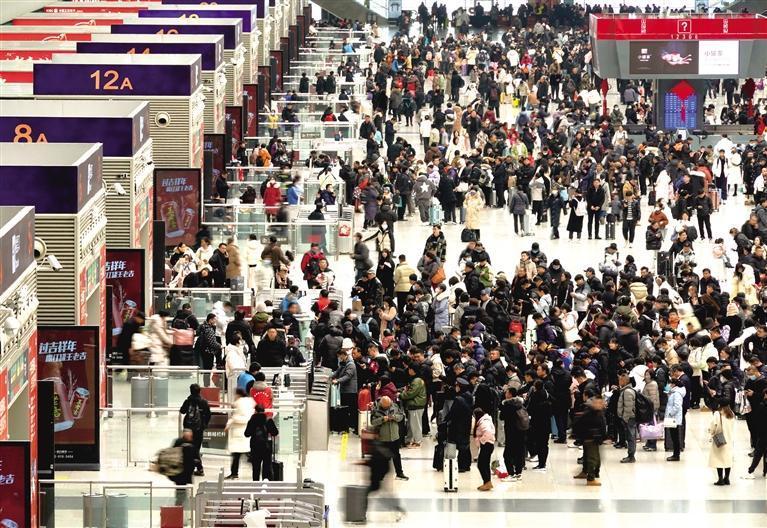 2024年1月26日,旅客在郑州东站候车大厅内候车. □新华社照片