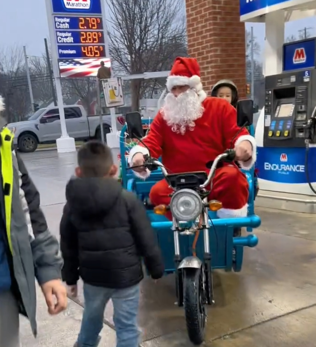 国产三蹦子爆火倒车请注意在国外街头响起