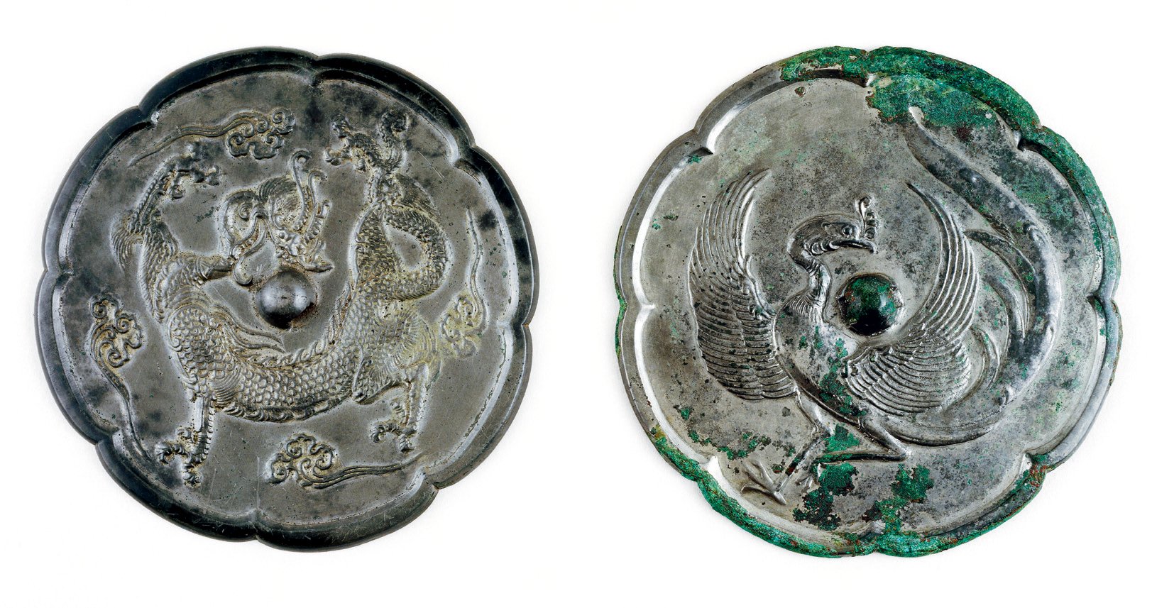 图568两枚唐代铜镜,分别饰有龙凤图案,8世纪,直径15.