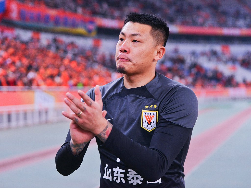 王大雷赛后感谢球迷支持.