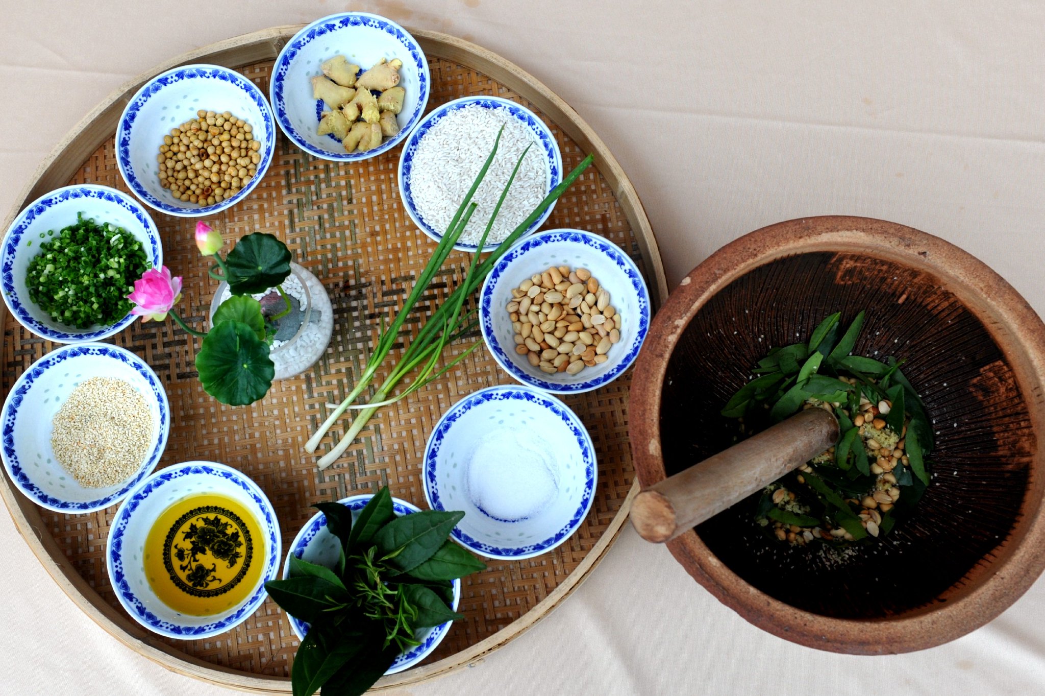 2月初,在江西赣州全南县龙源坝镇的永传擂茶作坊内,赣南客家擂茶制作