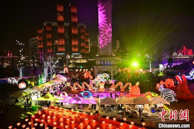 图为游客在南岸区南滨路钟楼广场赏灯游玩.郭旭 摄