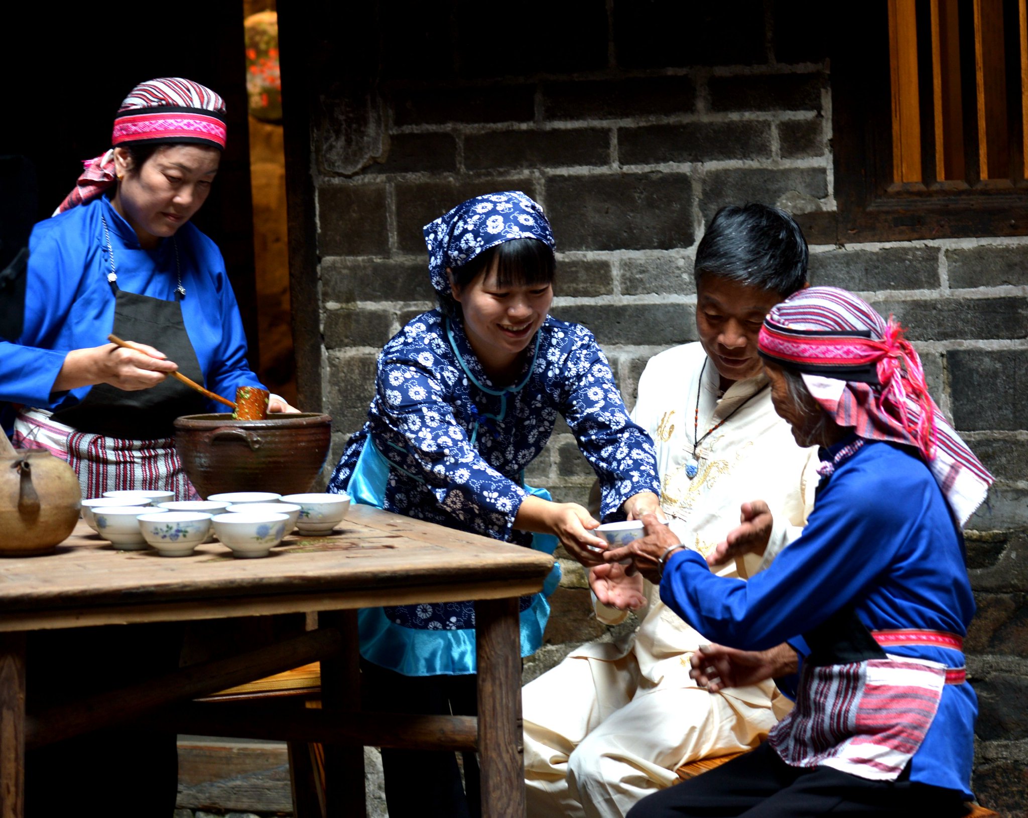 擂茶待客.王敏 摄