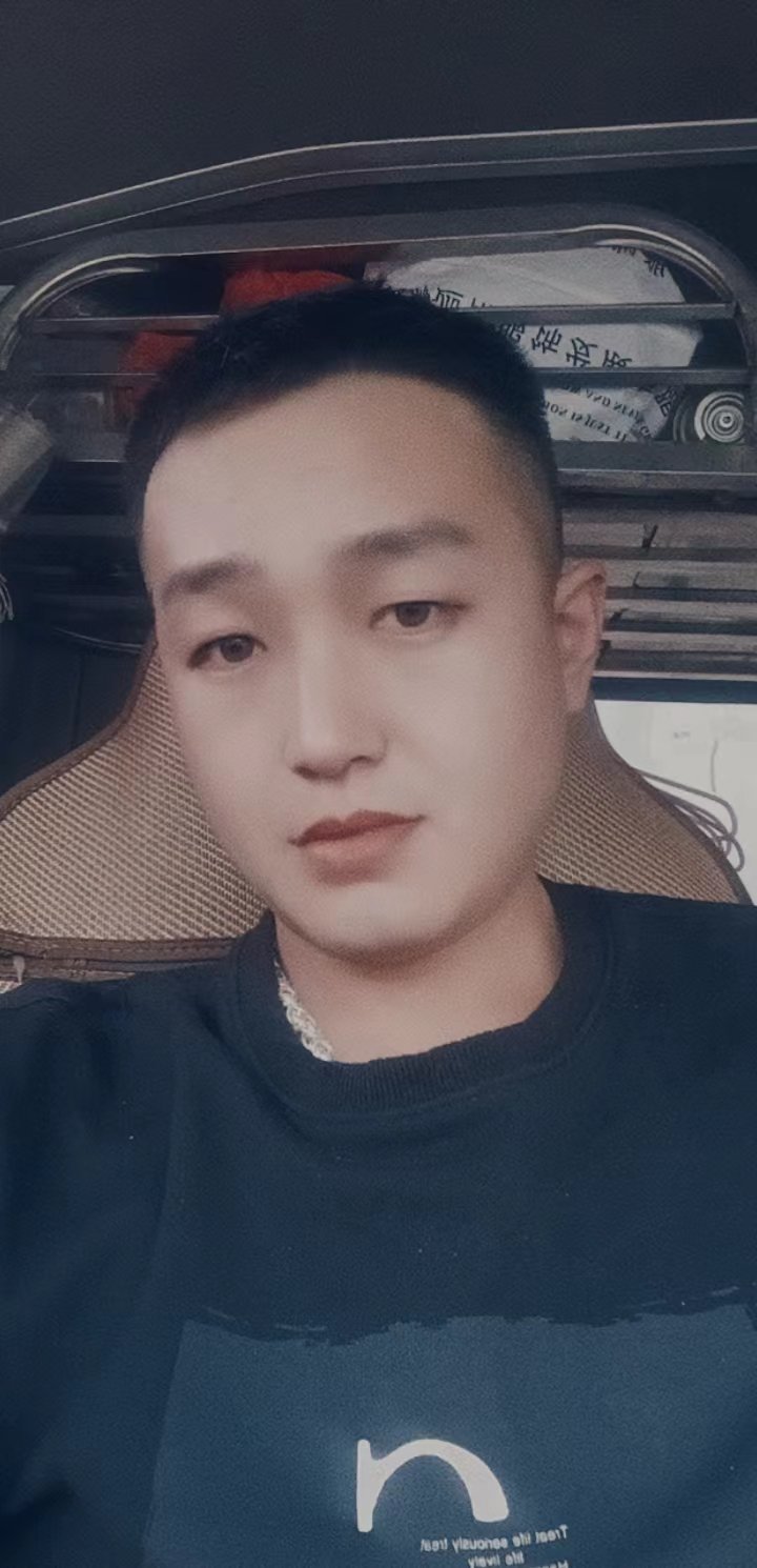 时迎飞一个人在车厢内的自拍照.受访者供图