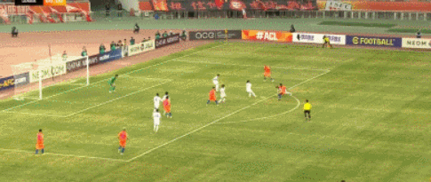 费南多为泰山追回一球。