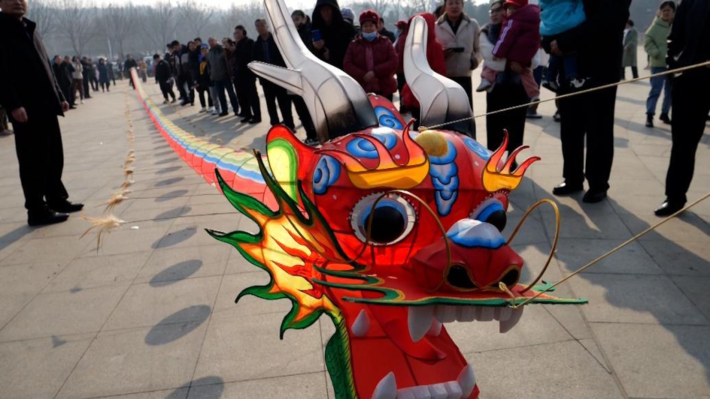 高1.2米长36米的龙头蜈蚣风筝放飞,引来众多市民驻足观看