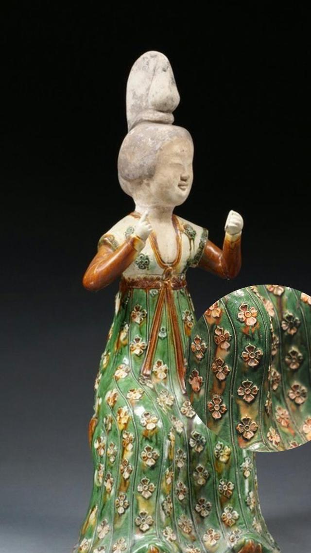 三彩梳妆女坐俑 陕西历史博物馆藏 女俑裙褶绣有四瓣"柿蒂纹"花纹