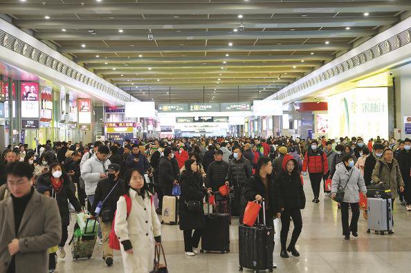 今天上午,虹桥火车站到达层迎来返程大客流 本报记者 李铭珅 摄