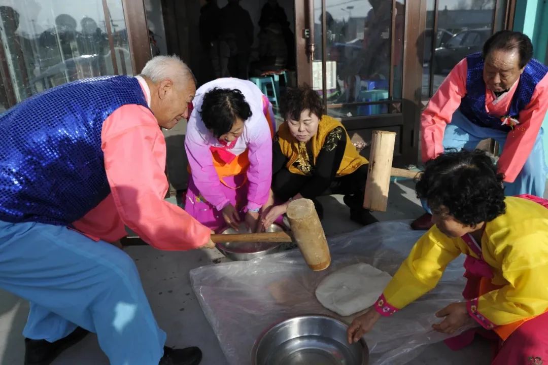 现压的冷面,咸甜酸凉,清香爽口,开胃解暑,搭配鸡西当地特色的辣菜,香