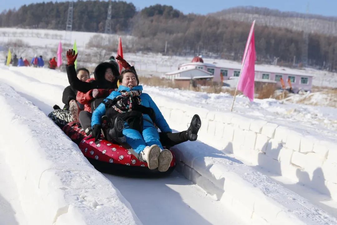 游客在玩冰滑梯.鸡西市委宣传部 供图