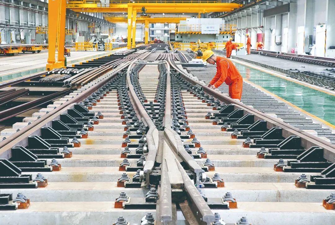 中铁山桥集团有限公司的工人在道岔生产车间工作.