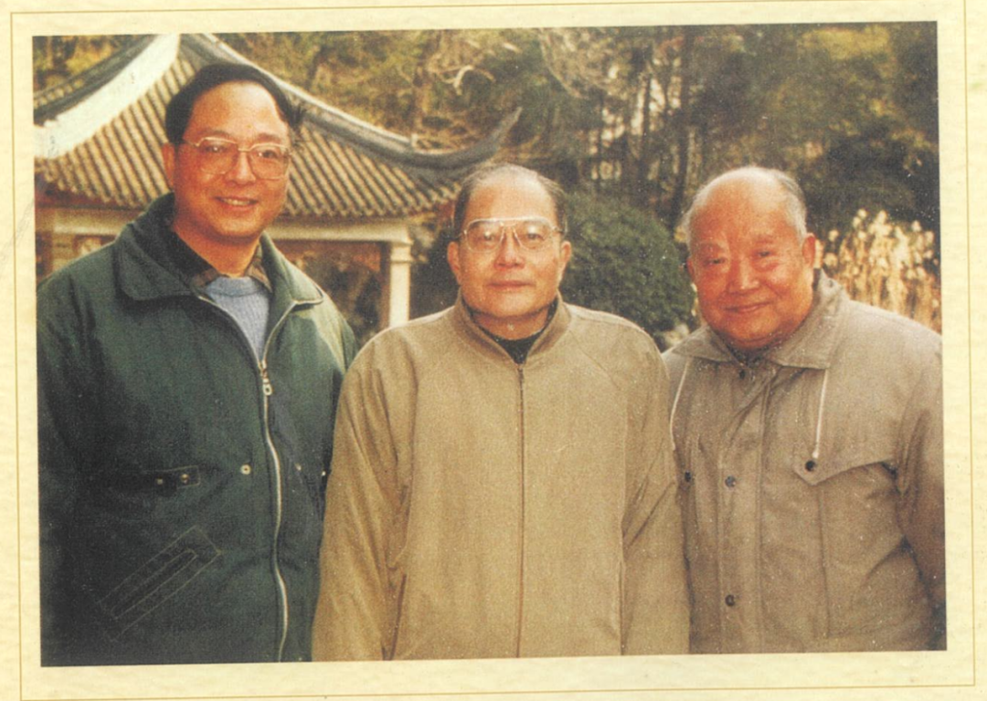 年轻时的丁嘉安(左一)与导师石美鑫教授(中),裘德懋教授