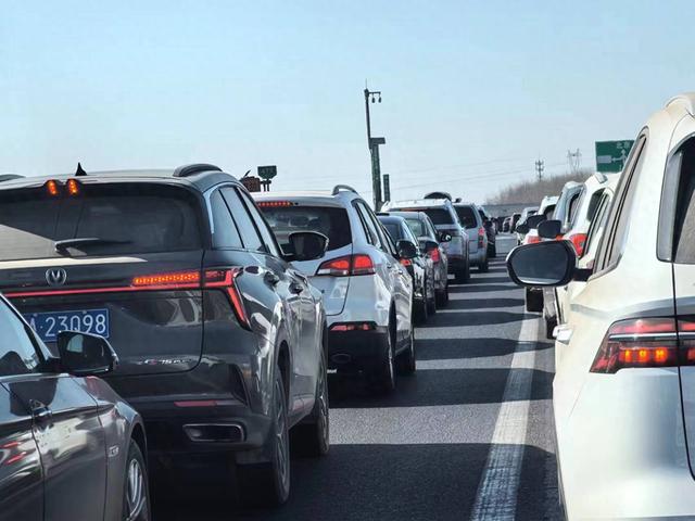 2月15日上午,京哈高速上的拥堵场景.桃桃实拍图