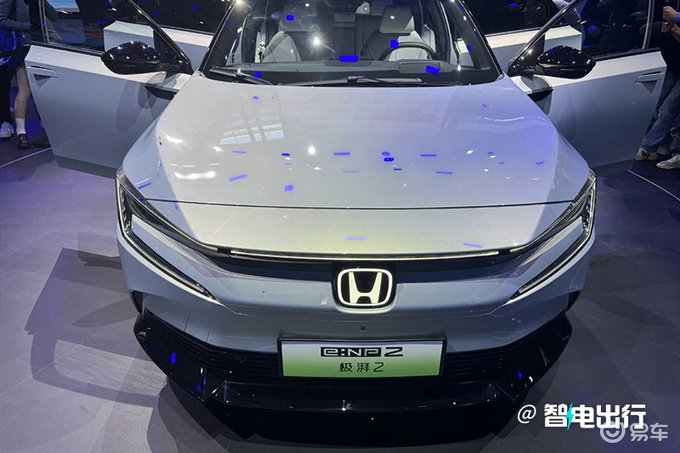 采用半封闭式前格栅,贯穿式日间行车灯 c形灯组,本田logo可点亮