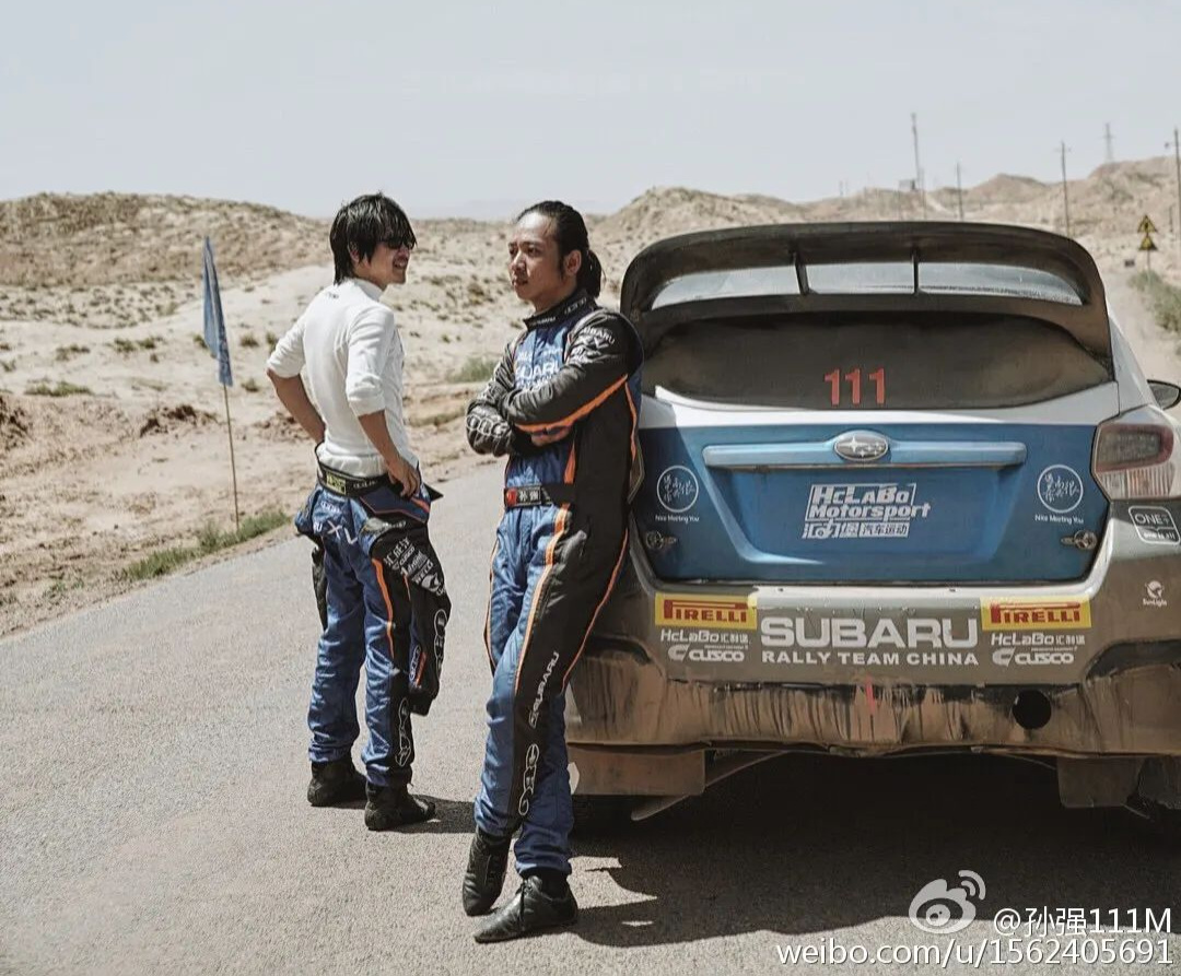 韩寒与他的赛车搭档,领航员孙强.图/孙强微博