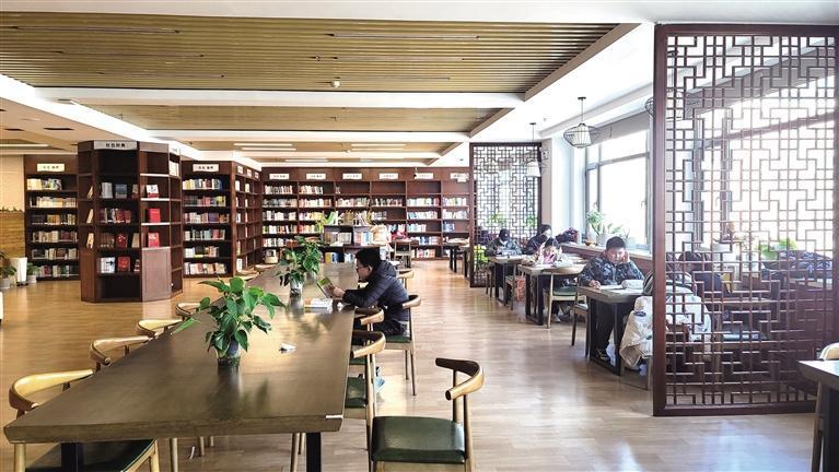 读者在兰州市图书馆分馆阅读室享受静怡时光