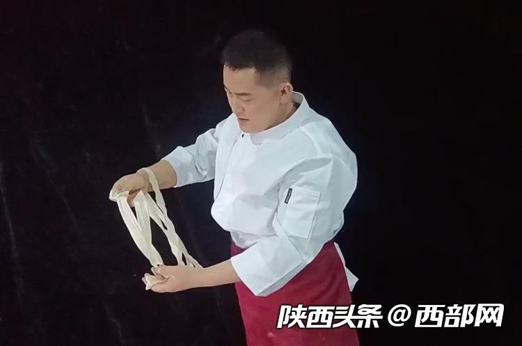 杨帅后台排练节目.