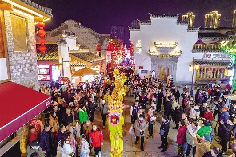 舞龙巡游在安徽芜湖古城花街上演. □新华社照片