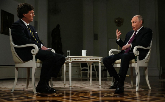 普京（右）本月6日接受美国记者卡尔森专访 图自克宫官网