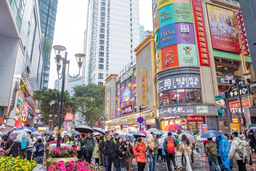 八一路好吃街人气火爆&nbsp;王欢 摄