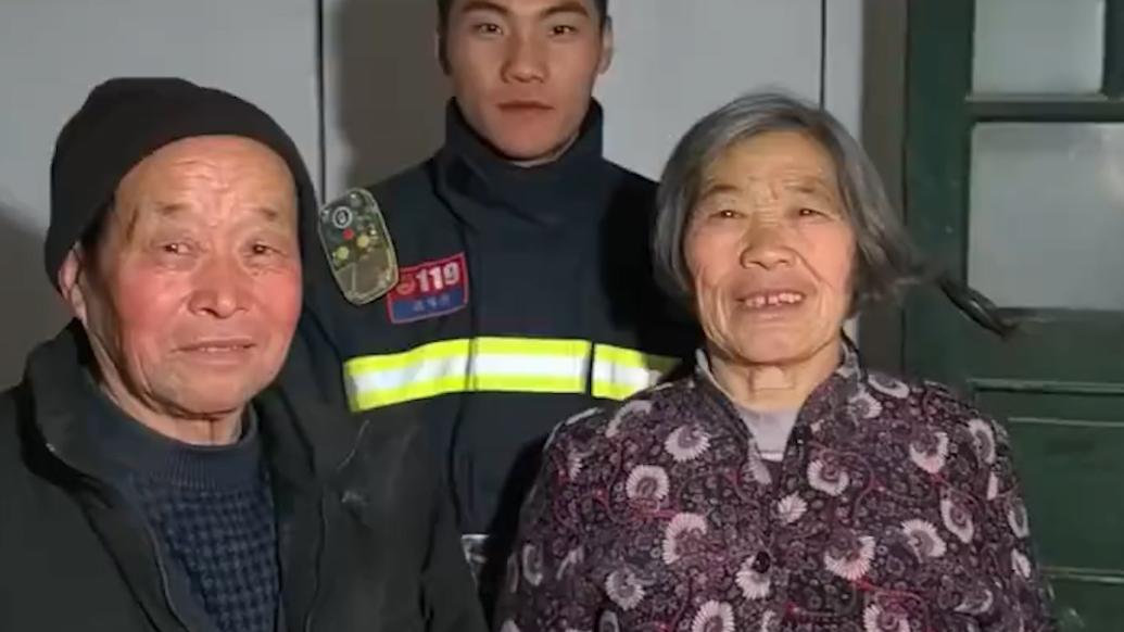消防员上门拜年合影完就走，奶奶：吃个香蕉再走_手机新浪网
