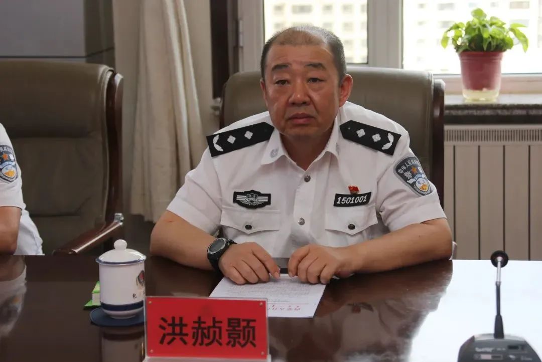 内蒙古土左旗人,长期在司法系统工作,曾任巴彦淖尔市检察院党组副书记