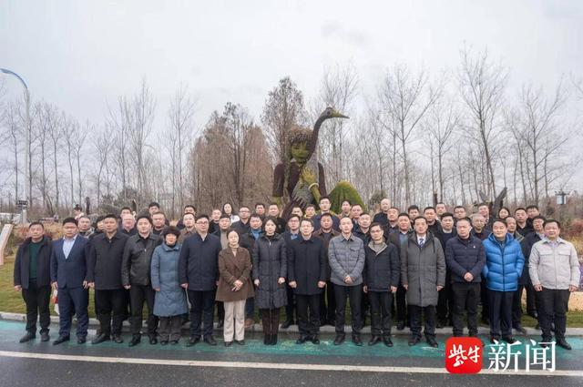 黄尖镇党委领导向朱建亮,刘拓,丁伟鹏等8位黄尖招商大使颁发聘书,并