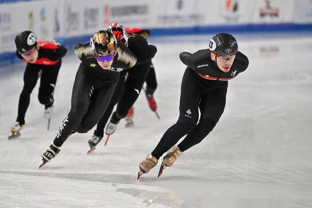 2月15日,天津队选手刘少林(前)在男子1500米四分之一决赛中.