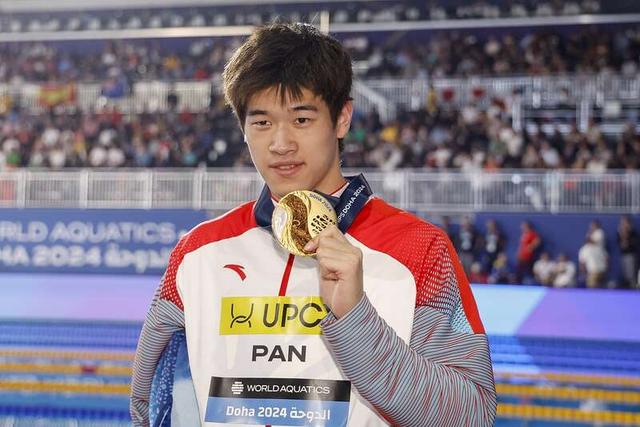 北京时间2月16日凌晨,多哈游泳世锦赛,中国选手潘展乐夺得男子100米