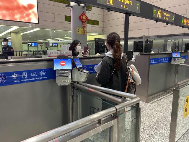 今年春节期间，上海虹桥机场口岸也迎来出入境客流高峰。 上海虹桥边检供图