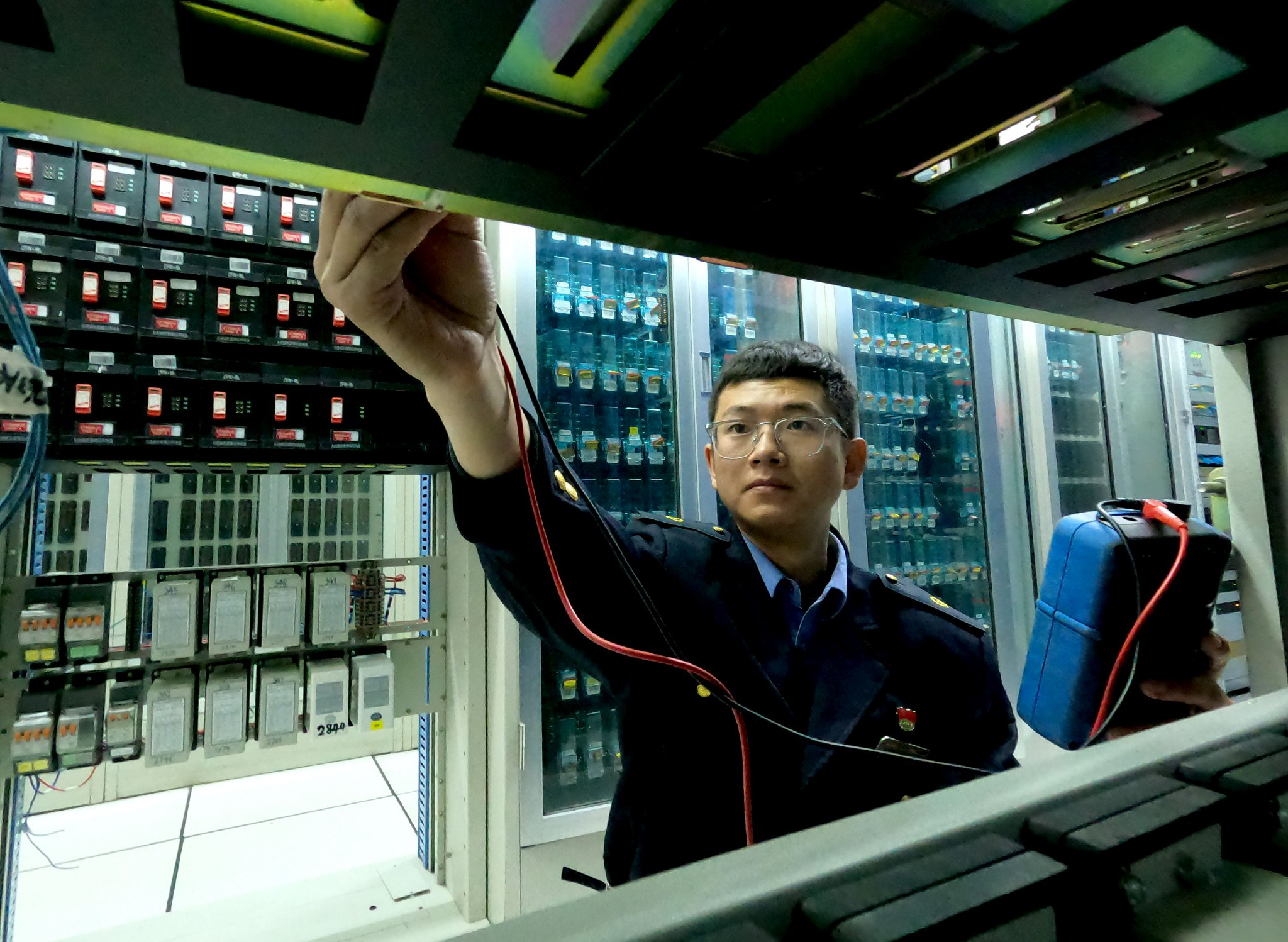赵宇在机械室检测设备.受访者供图