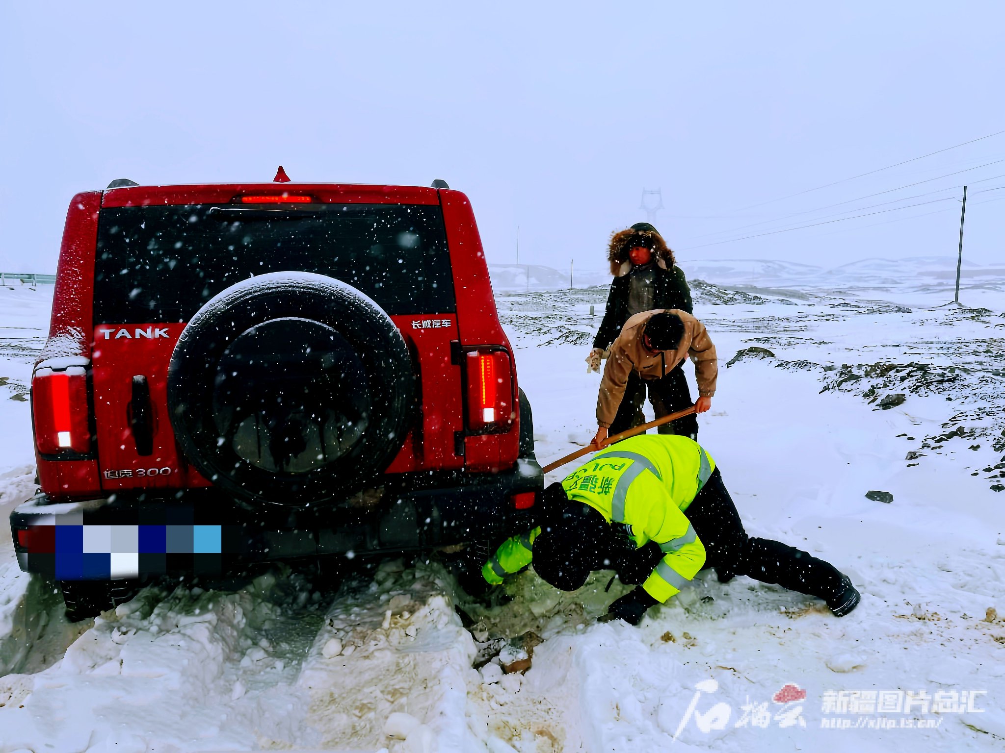 2月15日,阿勒泰市公安局北屯交警大队民警将侧翻车辆推正后继续救援.