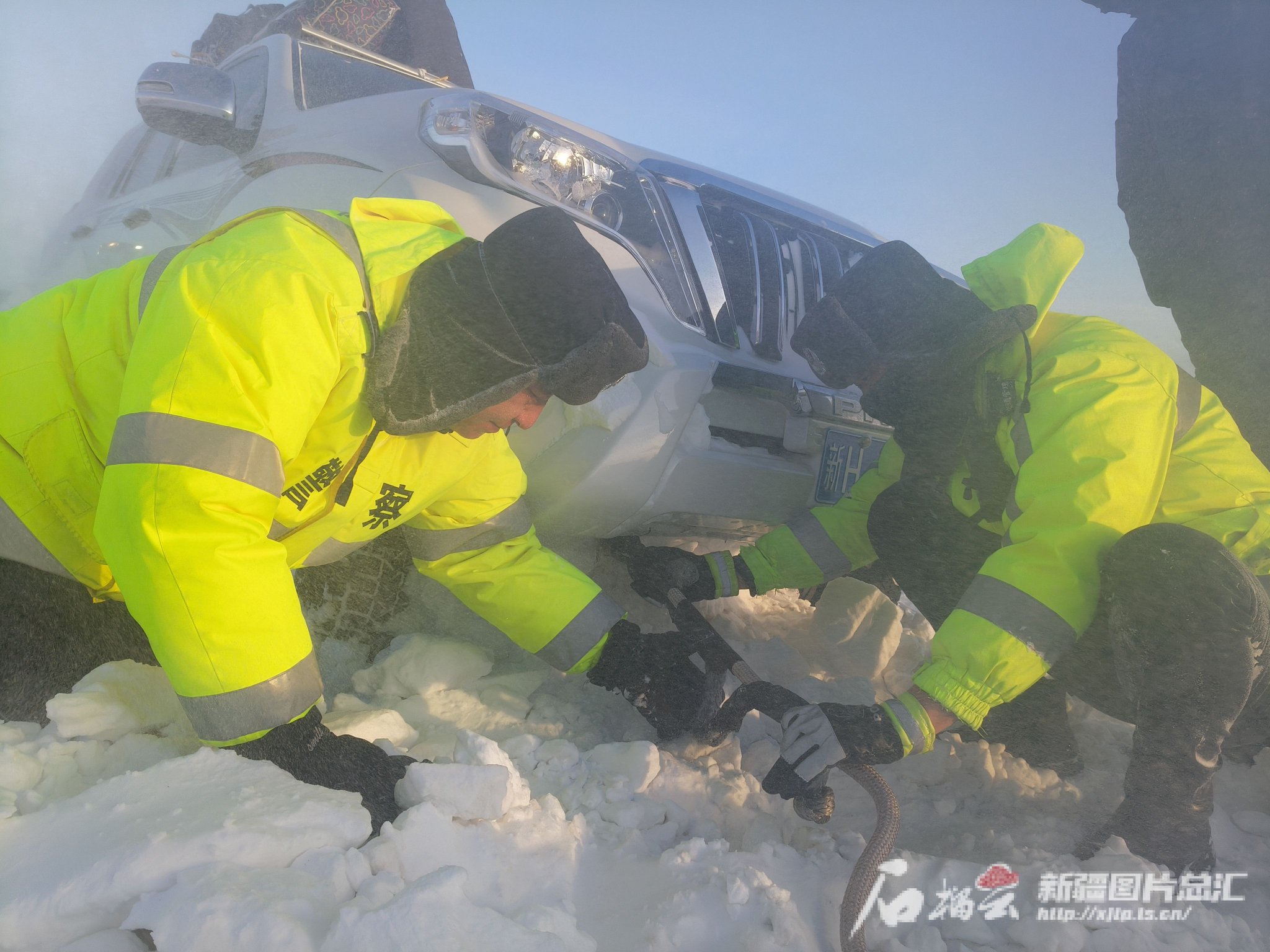2月14日,吉木乃县公安局民警正在救援被困车辆.吉木乃县公安局供图