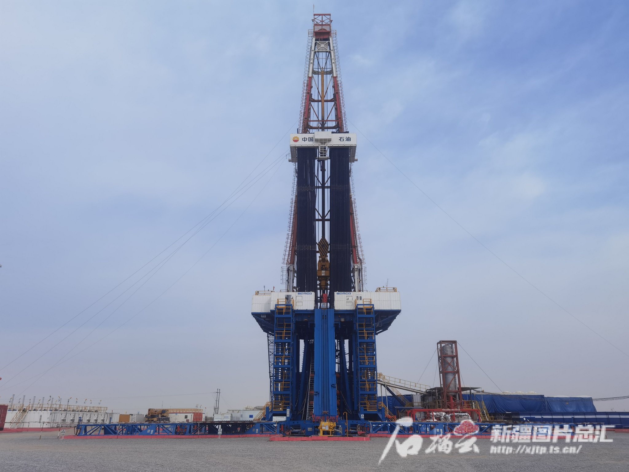 深地塔科1井自动化程度高,液压猫道可将钻杆送至钻井平台.