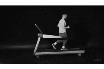 Sora有时会生成不合情理的动作，譬如在跑步机上倒着跑步。