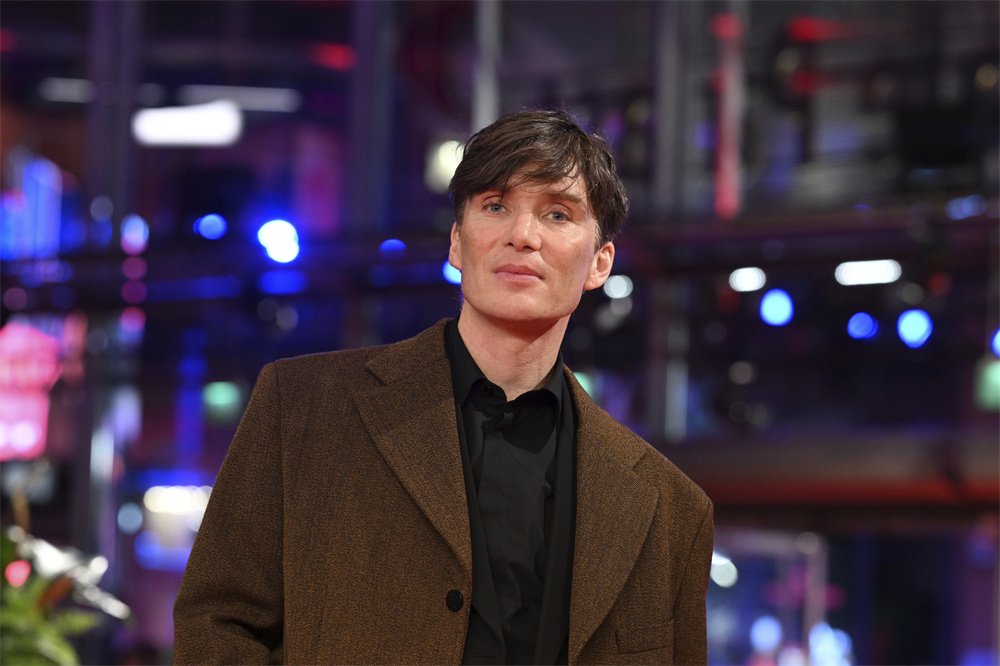 当地时间2024年2月15日，基里安·墨菲出席柏林电影节开幕红毯。视觉中国 图